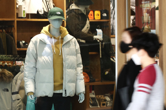 쌀쌀한 날씨를 보인 11일 서울 강남구 코엑스몰 한 의류매장 쇼윈도에 겨울옷이 진열되어 있다.  연합뉴스